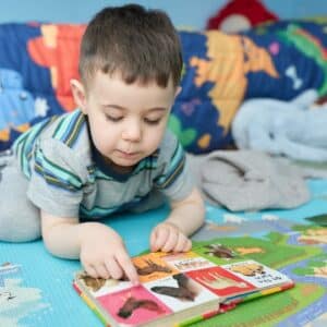 niño concentrado en el libro 