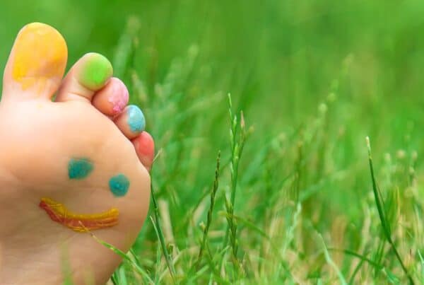 Pies descalzos, niños felices- beneficios para su desarrollo